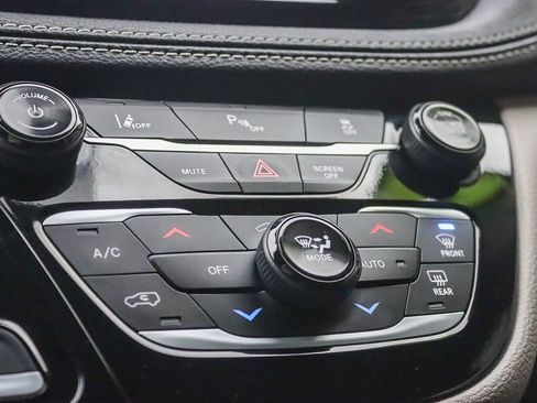 Used 2024 Chrysler Pacifica Select image 32