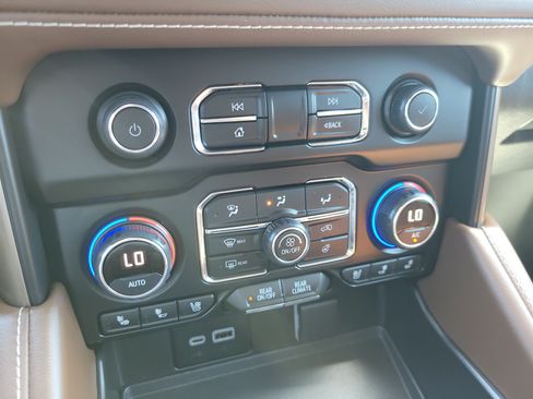 Certified 2024 Chevrolet Suburban High Country w/ Advanced Technology Package AWD/4WD image 26