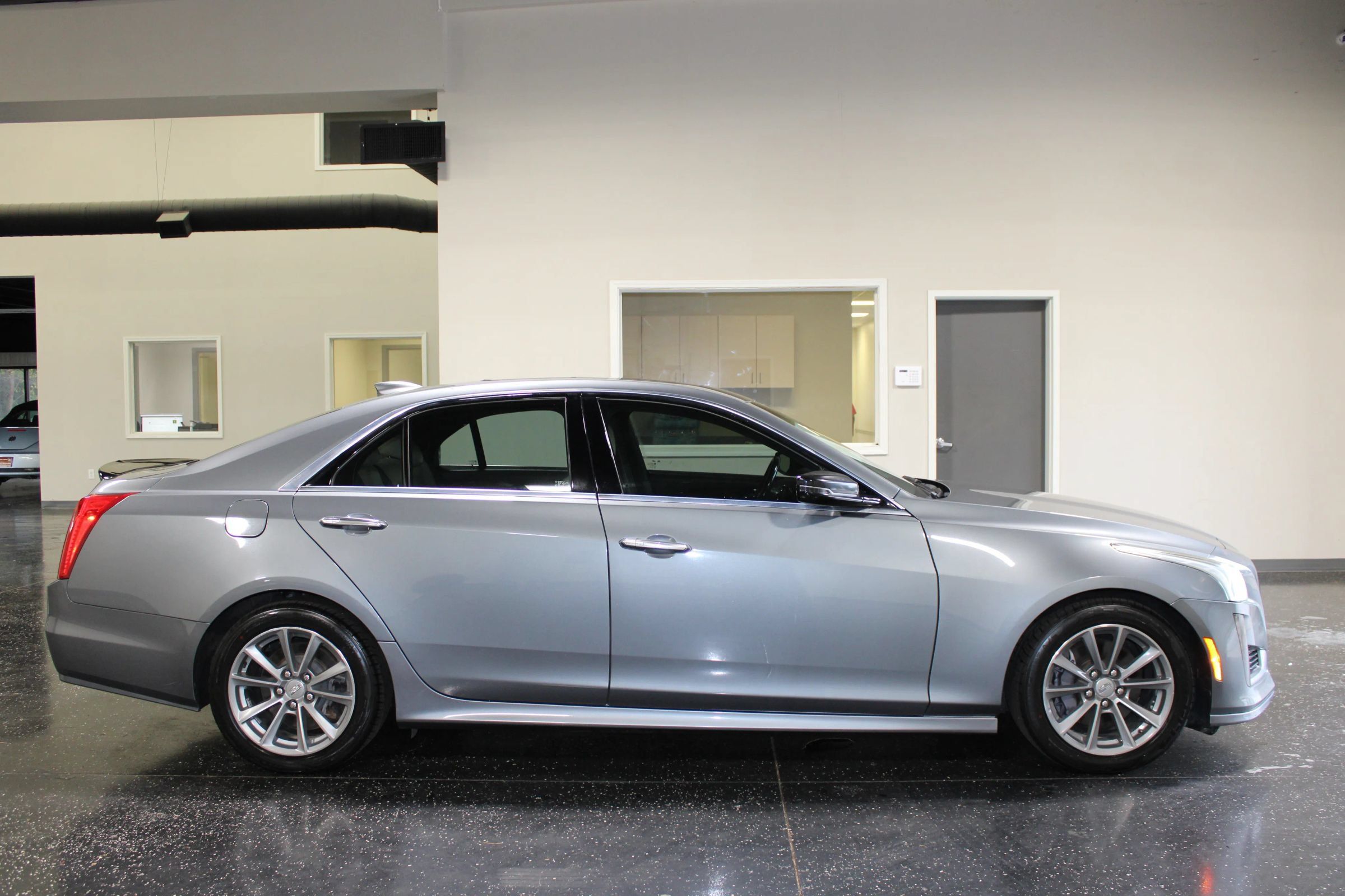 Used 2018 Cadillac CTS Luxury RWD image 2