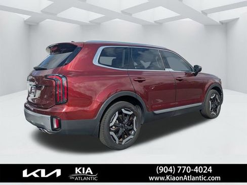 Used 2024 Kia Telluride EX w/ EX Captain's Chair Package FWD image 3