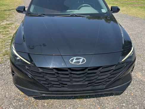 Used 2022 Hyundai Elantra SEL w/ Convenience Package FWD image 2