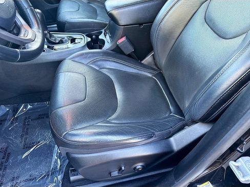 Used 2019 Jeep Cherokee Limited FWD image 18