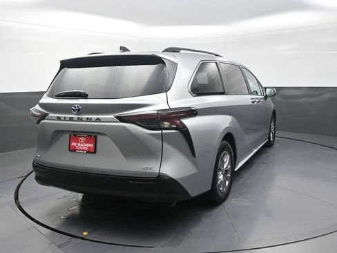 Used 2025 Toyota Sienna XLE FWD image 8