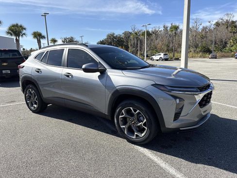 Used 2025 Chevrolet Trax LT w/ Driver Confidence Package image 1