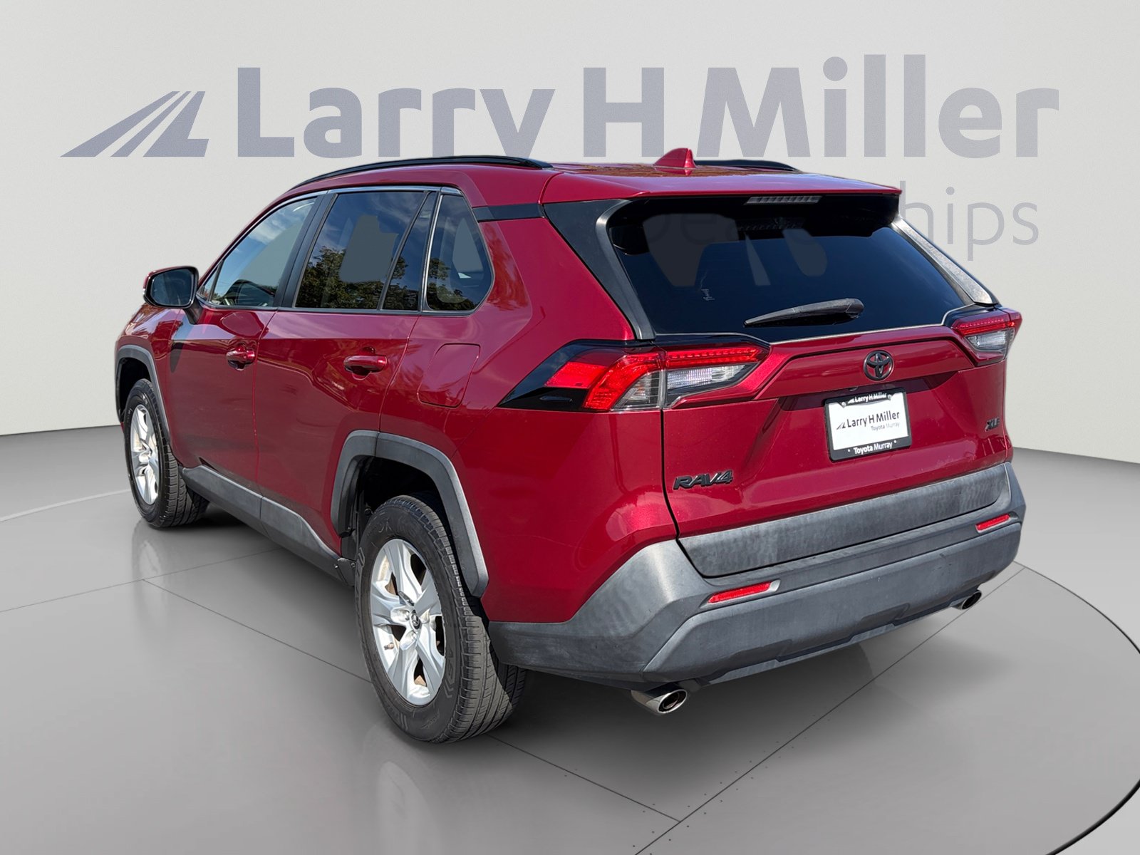 Used 2019 Toyota RAV4 XLE w/ Carpet Mat Package FWD image 3