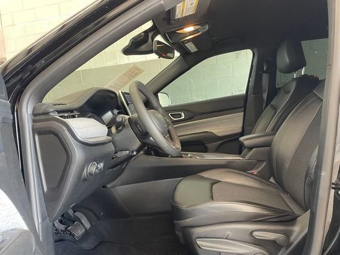 Used 2025 Jeep Compass Latitude AWD/4WD image 10