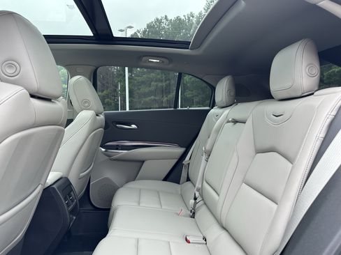Used 2023 Cadillac XT4 Luxury w/ Cold Weather Package FWD image 9