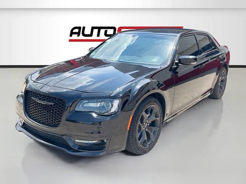 Used 2022 Chrysler 300 Touring L w/ Comfort Group RWD image 3