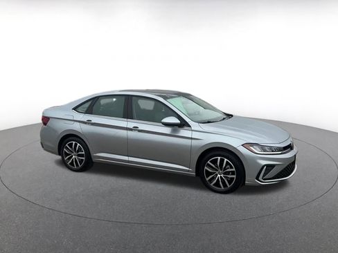 Used 2025 Volkswagen Jetta SE image 2