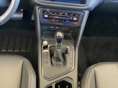 Used 2023 Volkswagen Tiguan SE w/ Panoramic Sunroof Package FWD image 8