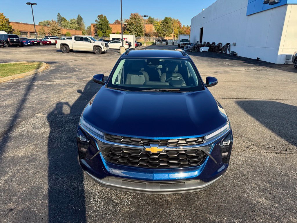 Used 2024 Chevrolet Trax LT w/ Driver Confidence Package FWD image 2