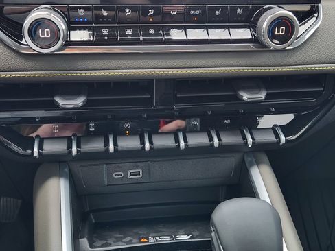 New 2026 Chevrolet Colorado ZR2 w/ Technology Package AWD/4WD image 14