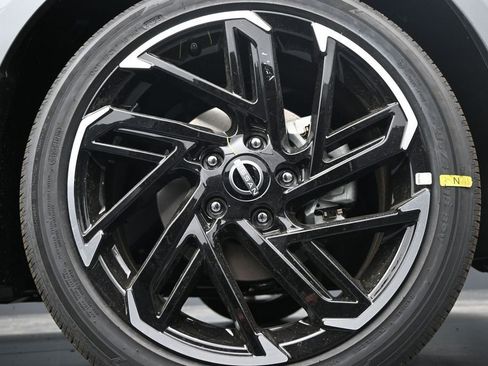 New 2026 Nissan Sentra SR w/ Floor Mat Package FWD image 9