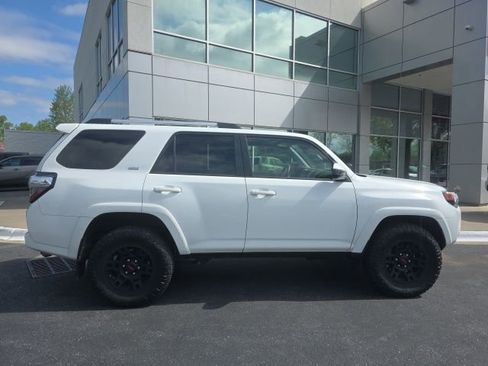 Used 2022 Toyota 4Runner SR5 image 7