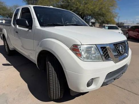 Used 2017 Nissan Frontier SV image 3