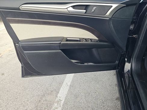 Used 2019 Ford Fusion SE w/ Equipment Group 151A FWD image 9