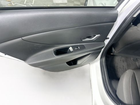 Used 2025 Hyundai Elantra Blue image 25
