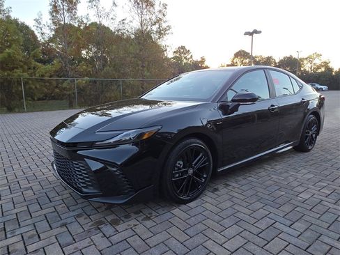 New 2026 Toyota Camry SE image 3