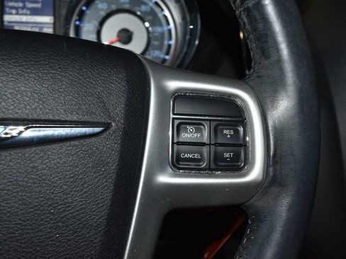Used 2016 Chrysler Town & Country Touring FWD image 9