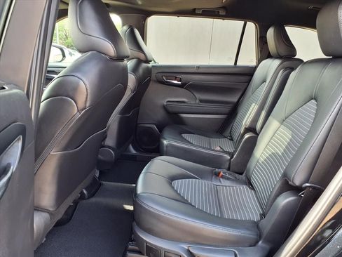 Used 2024 Toyota Highlander XSE image 12