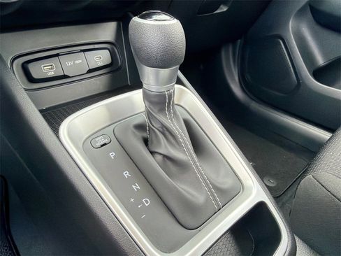 Used 2024 Hyundai Venue SE image 30