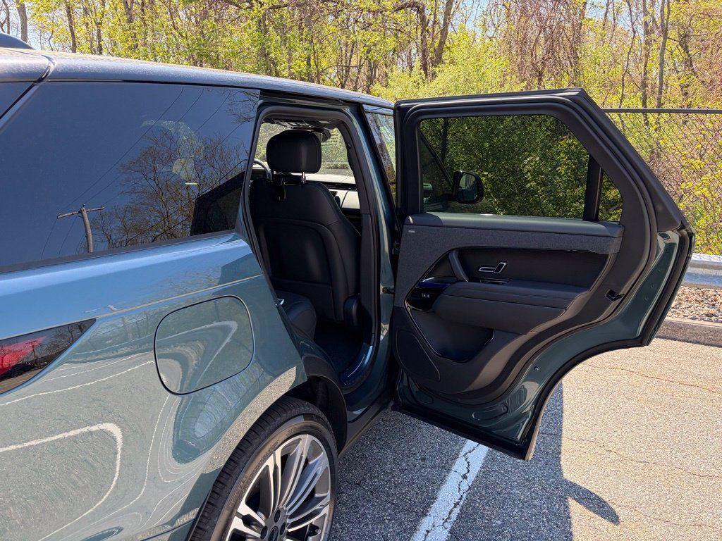 New 2026 Land Rover Range Rover Sport Dynamic SE AWD/4WD image 16