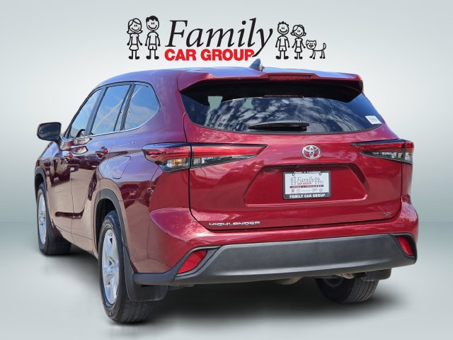 Used 2023 Toyota Highlander LE FWD image 3