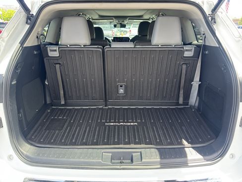 Used 2022 Toyota Highlander Platinum AWD/4WD image 7