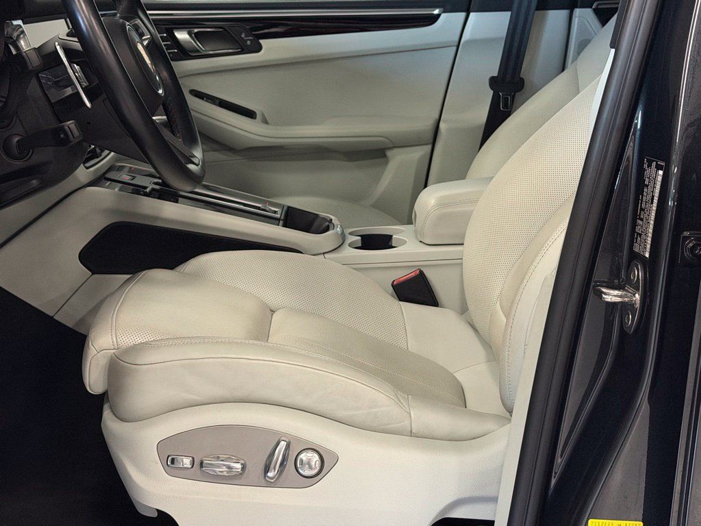 Used 2023 Porsche Macan AWD/4WD image 10