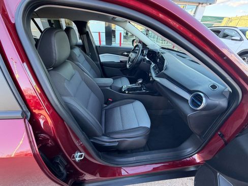 Certified 2025 Chevrolet Trax LT w/ LT Convenience Package image 23