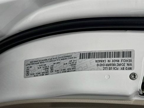 Used 2024 Chrysler Pacifica Touring-L FWD image 31