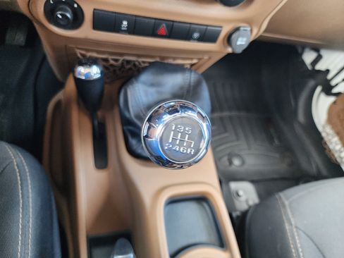 Used 2016 Jeep Wrangler Unlimited Rubicon w/ Connectivity Group AWD/4WD image 26
