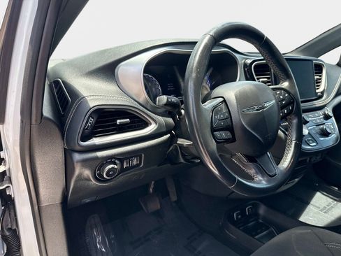 Used 2021 Chrysler Pacifica Touring w/ S Appearance Package FWD image 17