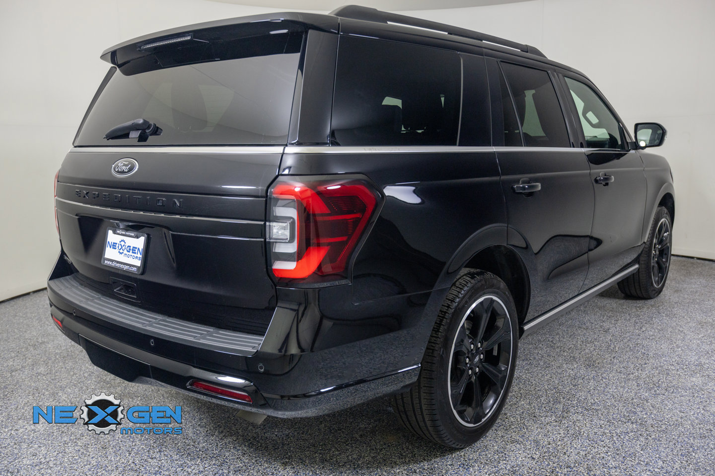 Used 2024 Ford Expedition Limited AWD/4WD image 8