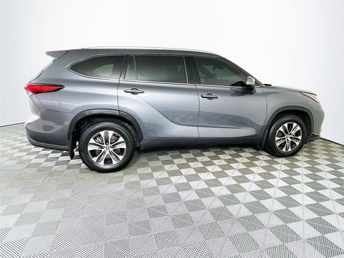 Used 2021 Toyota Highlander XLE image 11