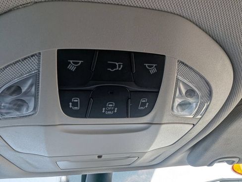 Used 2023 Chrysler Pacifica Touring-L FWD image 18