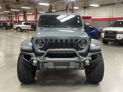 Used 2024 Jeep Wrangler Unlimited Sahara AWD/4WD image 3