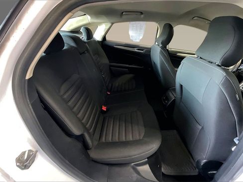 Used 2017 Ford Fusion SE w/ Fusion SE Technology Package image 16