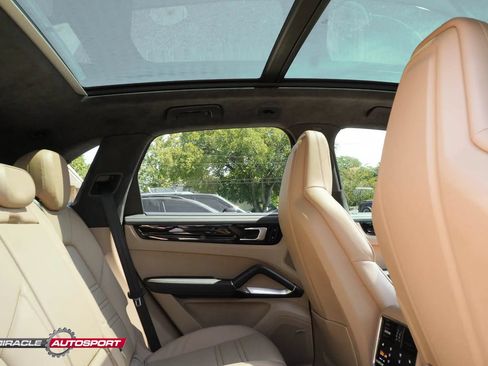 Used 2019 Porsche Cayenne Turbo w/ Premium Plus Package AWD/4WD image 40
