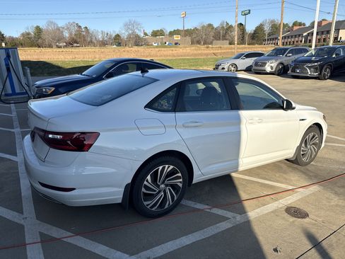 Used 2020 Volkswagen Jetta SEL Premium image 10