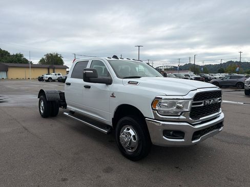Used 2024 RAM 3500 Tradesman w/ Chrome Appearance Group AWD/4WD image 3
