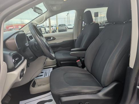 Used 2019 Chrysler Pacifica LX image 8