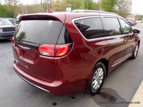 Used 2018 Chrysler Pacifica Touring-L FWD image 3