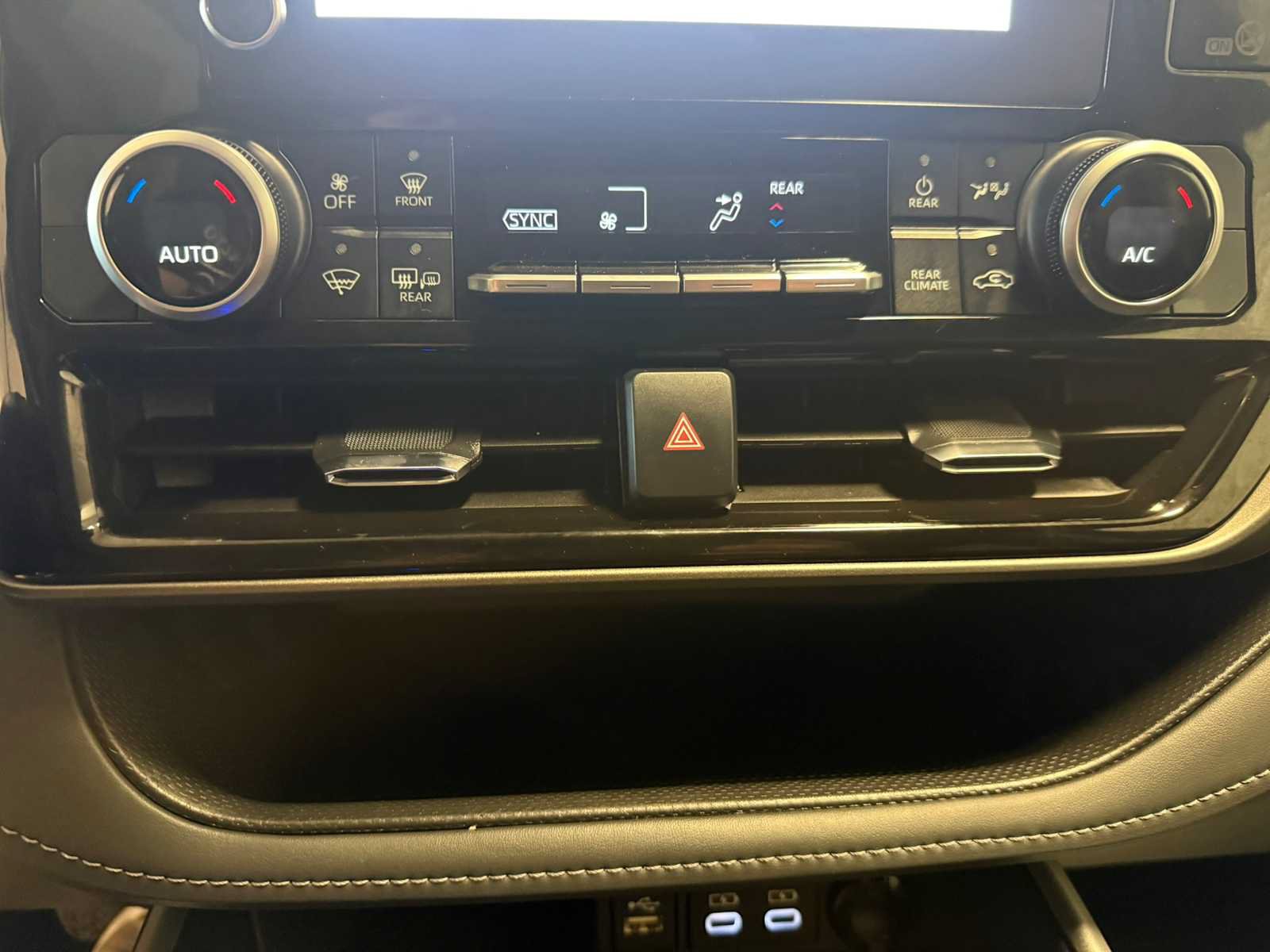 Used 2024 Toyota Highlander LE AWD/4WD image 31