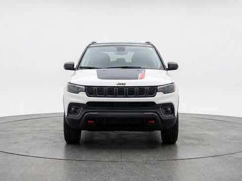 Used 2025 Jeep Compass Trailhawk AWD/4WD image 2