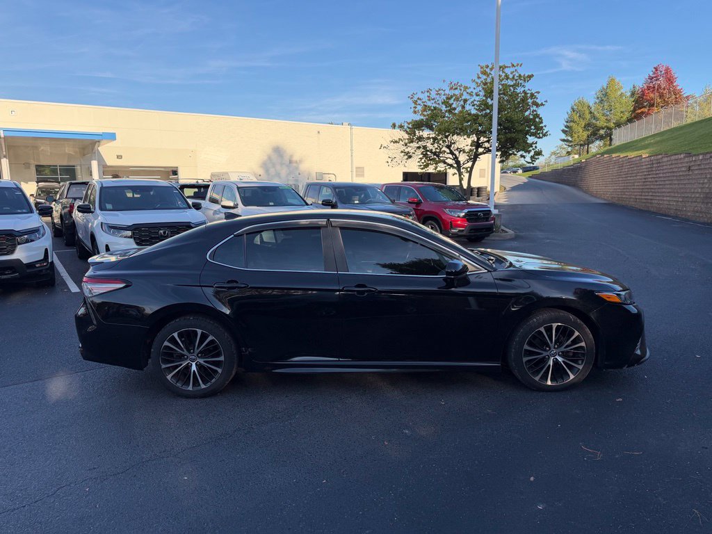 Used 2019 Toyota Camry SE FWD image 3
