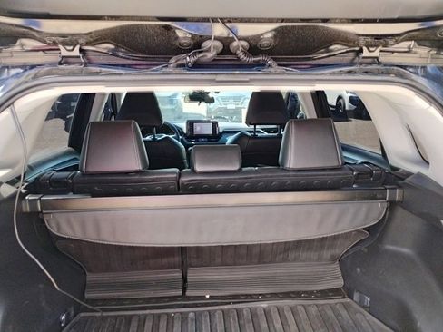 Used 2021 Toyota RAV4 XLE Premium image 9