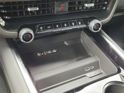 New 2025 Chevrolet Suburban Premier image 25