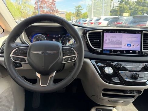 Used 2023 Chrysler Pacifica Touring-L FWD image 20