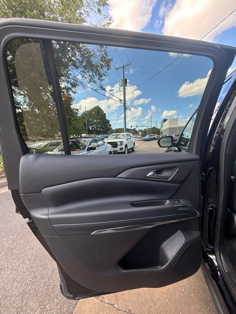 Used 2026 Chevrolet Traverse LT AWD/4WD image 16